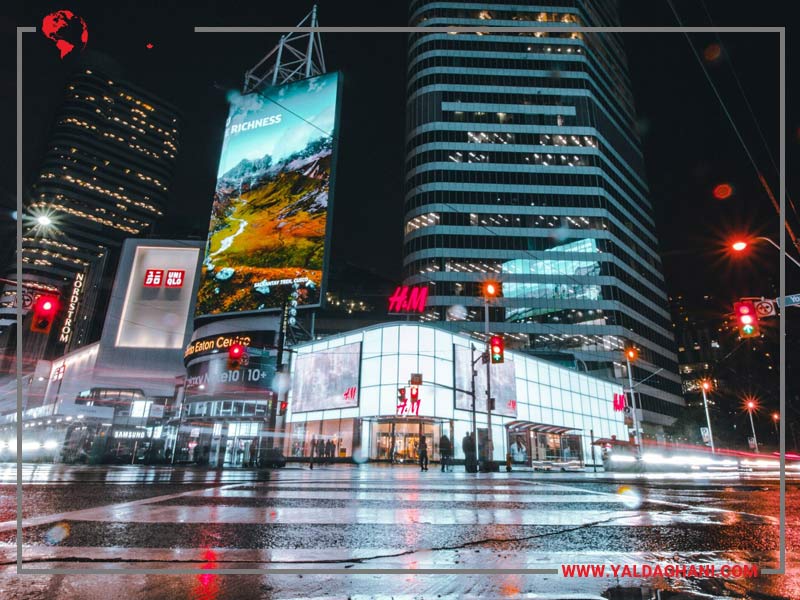 چراغ‌های Dundas Square در شب