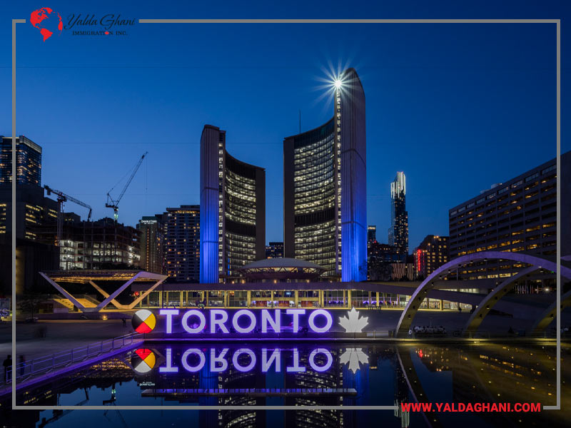 میدان Nathan Phillips Square با مجسمه Toronto