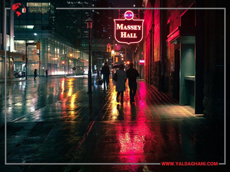 بازتاب نور در خیابان‌های بارانی