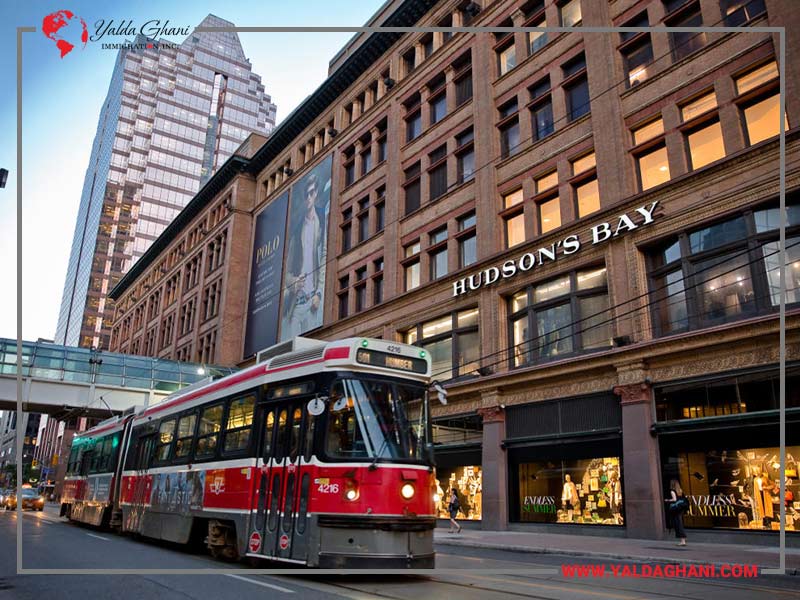 ترامواهای قرمز در King Street یا Queen Street